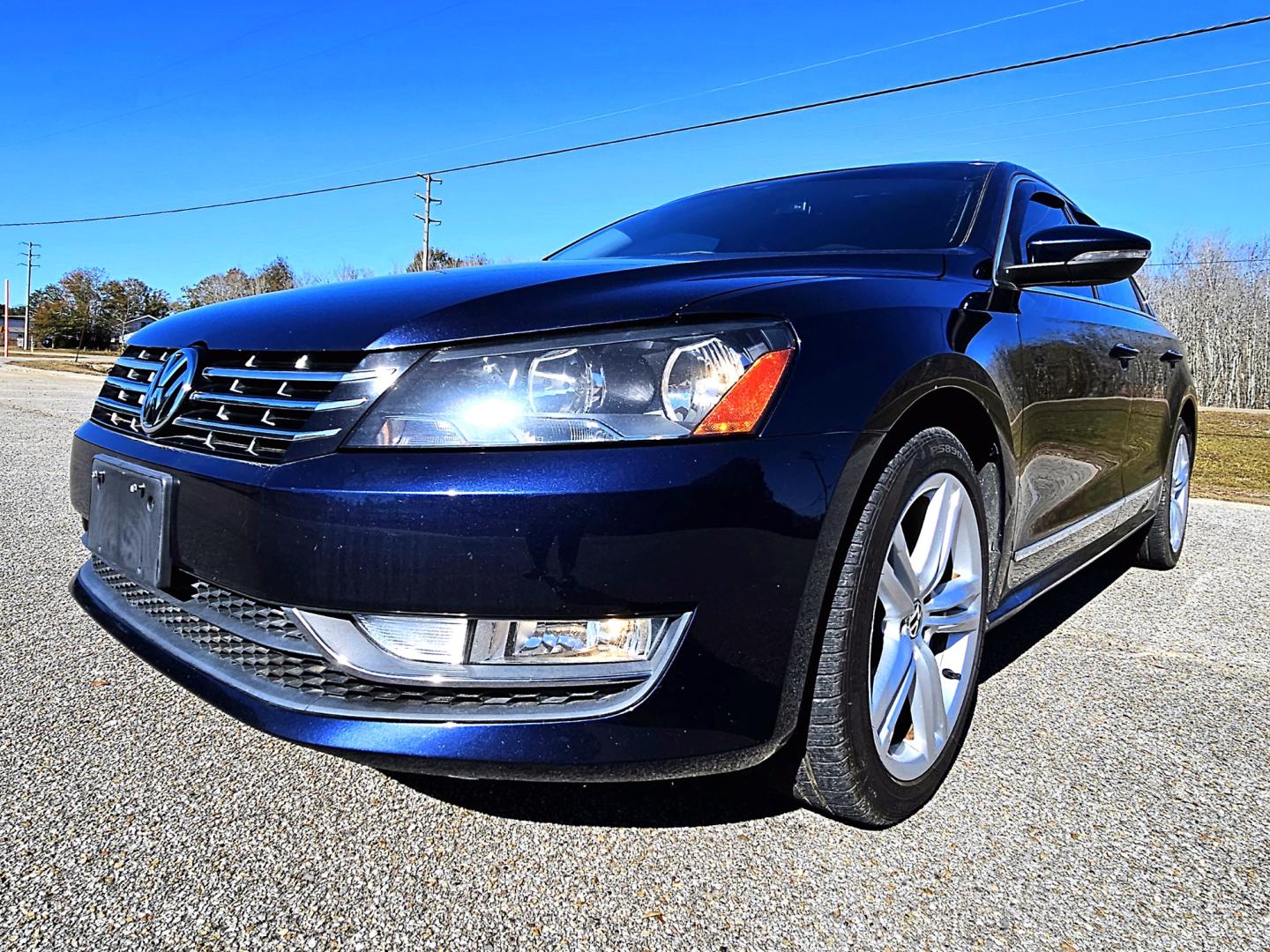 2012 Navy Blue Volkswagen Passat 2.0L TDI SE AT (1VWCN7A37CC) with an 2.0L L4 DIESEL engine, 6-Speed Automatic transmission, located at 18001 Kellogg Rd, Saucier, MS, 39574, (228) 832-1441, 39.421459, -76.641457 - Photo#21